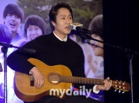 [MD포토] 정우 기타치고 노래하는 국민 순정남