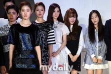 [MD포토] 모델과 나란이 선 태티서 굴욕은 없어요