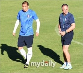 [한혁승의 포토어택] 슈틸리케, 이례적인 차두리 3분 면담