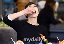 [MD포토] 리지 맛있게 먹는게 제일 쉬워요