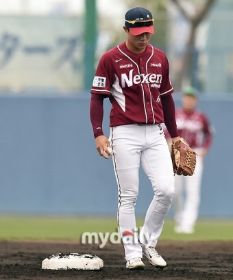 [MD포토] 김하성 '1회부터 실책 2개, 강정호 공백실감'
