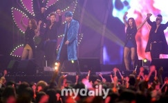 [MD포토] 김준수 팬들과 소통하는 플라워 콘서트