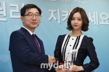 [MD포토] 고용노동부 표창 받는 걸스데이 혜리