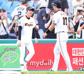 [MD포토] 엑소 백현 아이돌도 설레이는 야구장