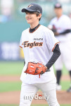 [MD포토] 엑소 백현 야구 여심 사로잡네