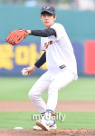 [MD화보] 엑소 백현, 훈내 폭발 시구 야구장에서 화보 찍네