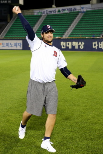 '데뷔전' 두산 스와잭, 최고 153km 광속투로 눈도장