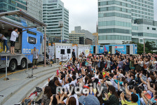 [MD포토] 해운대 간 DJ 전현무, 아이돌 안부러운 뜨거운 인기