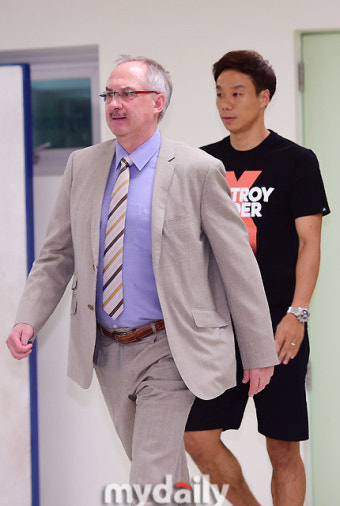 [MD포토] 슈틸리케 팀의 슈틸리케 감독과 염기훈 주장