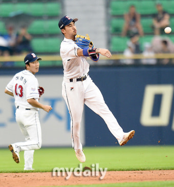 [MD포토] 오재원 '이승엽 안타 지우는 수비'