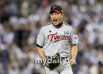 [MD포토] 봉중근 짜릿한 승리의 포효