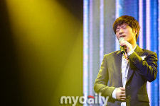 [MD포토] 그대의 계절 열창하는 가수 임태경
