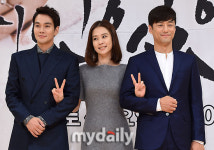 [MD포토] 김현주 두 남자 사이에서 브이~