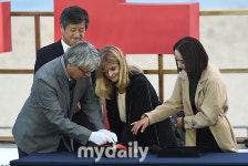 [MD포토] 핸드프린팅 새기는 나스타샤 킨스키