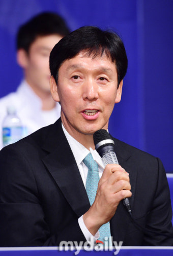 [MD포토] 신영철 감독 '후배 감독님들 살살 해주세요'