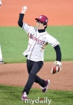 [MD포토] 가수 겸 작곡가 김광진 '시구는 직구'