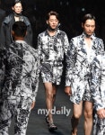 [MD포토] 씨엔블루 이정신 프로모델 사이에서도 기죽지 않는 워킹
