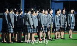 [MD포토] KS 5차전 애국가 부르는 잠실여고 해우리 합창단