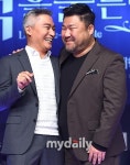 [MD포토] 조재윤 창석이형, 나도 작은 얼굴은 아닌데