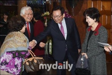 [MD포토] 악수 나누는 김기병 회장과 신정희 부회장