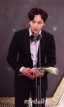 [MD포토] 남자 신인상 수상한 탤런트 변요한
