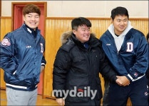 [MD포토] 오장훈, 모교 방문에 어색해~
