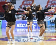 [MD포토] 치어리더 시선 사로잡는 손짓