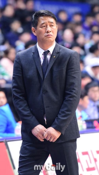 [MD포토] 추일승 감독 '1차전은 잡았다'