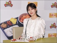 [MD포토] 수지, 사인할때도 예쁘게~