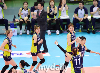 [MD포토] 현대건설 '우승까지 1세트 남았다'