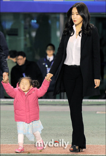 [MD포토] 이천수의 판박이 딸과 미모의 부인