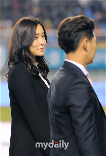 [MD포토] 이천수 부인 심하은, '내 남편 멋지네'