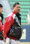 [MD포토] 이상훈 코치, 뒷짐 지고 여유있게~