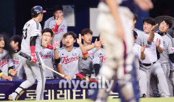 ‘홈런 4방’ LG, 한화 16점차 완파…이준형 데뷔 첫 승