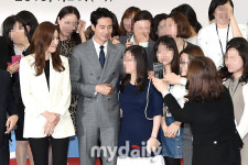 [MD포토] 조인성 국세청 직원들과 기념촬영