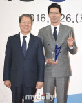 [MD포토] 조인성 귀여운 브이