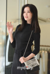 [MD포토] 서현 반가운 손인사