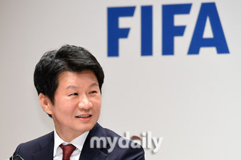 [MD포토] 정몽규 회장 '인판티노 FIFA 회장의 이야기 들으며'