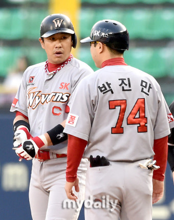 [MD포토] 김강민 '선두타자 안타쳤어요'