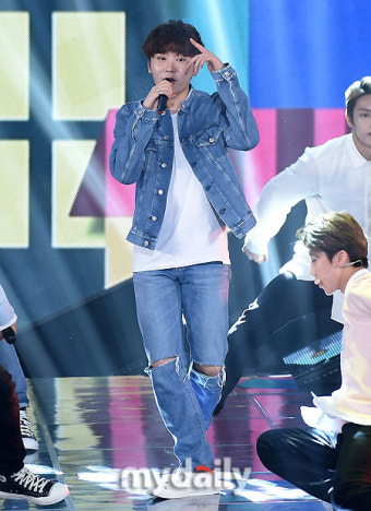 [MD포토] 세븐틴 승관 '청청패션도 무난히 소화'