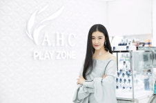카버AHC플레이존중앙로점 | '중국 첫사랑 아이콘' 장신위안, ‘무결점 피부’ 뽐내며 A.H.C 플레이존 방문