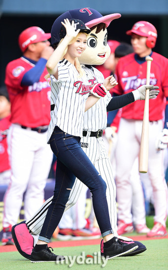 [MD포토] 트와이스 사나 '설레는 야구장 나들이'