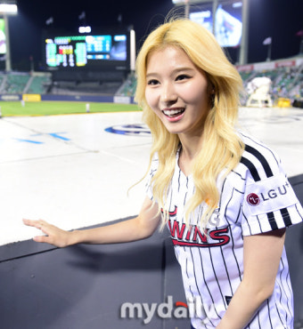 [MD포토] 트와이스 사나 '출구 없는 매력 발산'