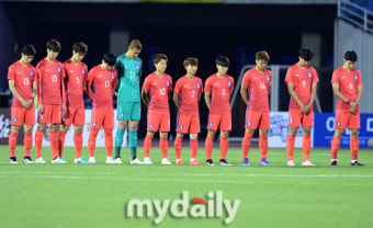 [MD포토] 현충일 맞아 묵념하는 올림픽축구대표팀