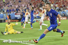크로아티아, 스페인에 2-1 역전승…조 1위 16강행