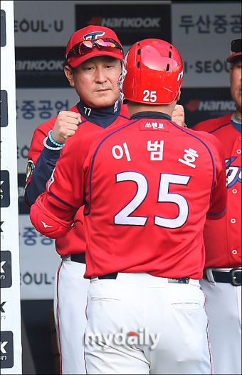[MD포토] 김기태 감독, '이범호에게 쌍주먹 환호'
