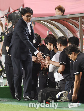 [MD포토] 황선홍 감독 '첫 승은 언제쯤?'