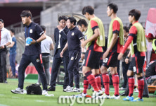 [MD포토] 황선홍 감독 연정전 준비하자