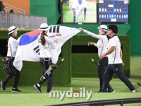 [MD포토] '8연패 신화' 한국여자양궁, 금메달 명중