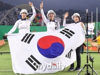 [MD포토] '8연패' 여자양궁, 자랑스러운 태극기를 들고